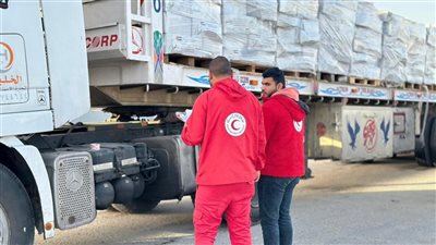استئناف إدخال شاحنات المساعدات والوقود إلى قطاع غزة عبر معبر كرم أبو سالم