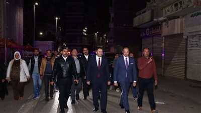 محافظ دمياط يقود حملة ميدانية لمتابعة الالتزام بمواعيد غلق المحال العامة بسوق الحسبة