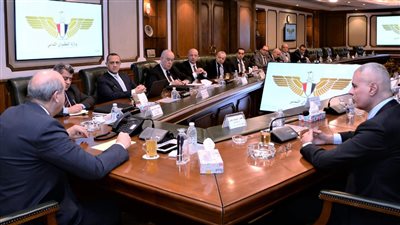 وزير الطيران المدني يعقد اجتماعًا موسعًا لمتابعة الاستعدادات النهائية لموسم الحج 1447هـ