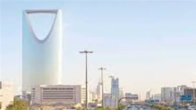 أجواء ماطرة تسود المملكة اليوم: كيف تتأثر الرؤية الأفقية وحركة الرياح بالمنخفض الجوي؟