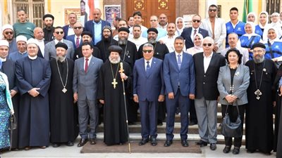 محافظ الدقهلية يهنئ الأنبا صليب وشعب كنيسة ميت غمر بعيد القيامة