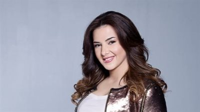دنيا سمير غانم تجسد قيم الوفاء بدعمها لهاني شاكر وتستعد لمفاجأة مسرحية مع شقيقتها