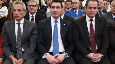 وزير الشباب يشارك الأقباط احتفالات عيد القيامة ويشيد بروح التعايش في مصر