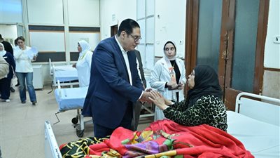 فرق الطوارئ بجامعة القاهرة تبذل أقصى جهودها.. رئيس الجامعة يطمئن على الرعاية الطبية