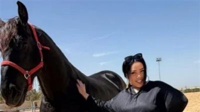شيماء سيف تثير الجدل بأحدث ظهور لها في إسطبل خيول.. هل أصبحت فارسة الصحراء؟