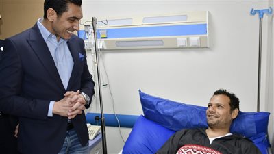 وزير الشباب والرياضة يزور احد عاملي النظافة  بنادي النادي للاطمئنان علي حالته الصحية