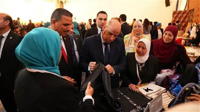وزير العمل يشهد نتائج مراكز التدريب المهني بالإسكندرية ويسلم عقود عمل
