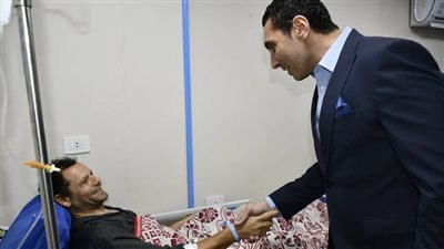 وزير الشباب والرياضة يزور عامل نظافة مصاب بنادي النادي للاطمئنان على حالته الصحية