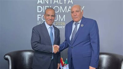 وزير الخارجية يبحث مع نظيره الجزائري تعزيز العلاقات الثنائية ومستجدات الأوضاع الإقليمية