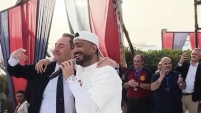 مفاجأة على المسرح.. تامر حسني يغني مع السفير الفرنسي في حفله الأخير