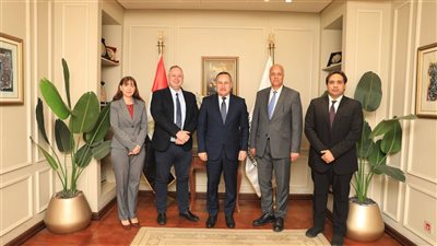 وزير التعليم العالي يبحث تعزيز التعاون مع جامعة إيست لندن ومتابعة إنشاء فرعها في مصر