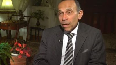 فرار قائد السيارة المتسببة في حادث تصادم مع سيارة محافظ الفيوم الأسبق