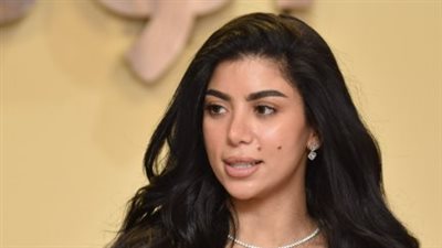 إطلالة كارولين عزمي السوداء.. دروس في الموضة والأناقة من وحي عيد ميلادها