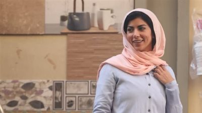 تفاصيل إطلالة كارولين عزمي في عيد ميلادها: من الأكمام الشفافة إلى المكياج الهادئ