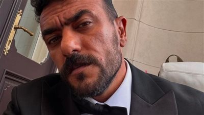 سر البدلة السمراء..  أحمد العوضي يخطف الأنظار.. والجمهور: يتساءل: هل اقترب موعد 