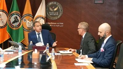 رئيس هيئة الرقابة المالية في لقاء مع وفد أمريكي: آليات جديدة لجذب المستثمرين الأجانب وتنشيط أسواق رأس المال