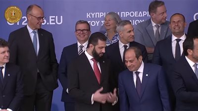 حديث ودي بين الرئيس السيسي وأحمد الشرع قبيل صورة قمة نيقوسيا