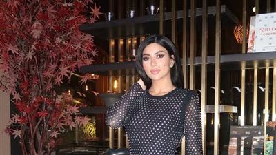 كارولين عزمي تعتمد صيحة الفساتين الطويلة بطريقة مميزة