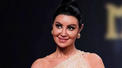 بريق الفضة والرقي الكلاسيكي.. أروى جودة تخطف الأنظار برفقة زوجها في مهرجان أسوان