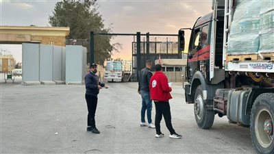 الهلال الأحمر المصري يواصل دعم غزة بقافلة جديدة تحمل آلاف الأطنان من المساعدات الإنسانية