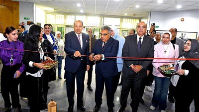 رئيس جامعة المنصورة ومحافظ الدقهلية يفتتحان معرض «رؤى 2026» للفن التشكيلي ويشيدان بالإبداع الفني