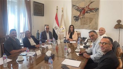 وزيرة الثقافة تبحث مع صُنّاع السينما تطوير الصناعة وتعزيز حضورها التنافسي إقليميًا ودوليًا