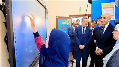 وزير التعليم يتفقد تطبيق مناهج البرمجة والذكاء الاصطناعي بمدرسة الأورمان الثانوية بنات