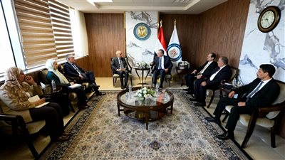 وزير البترول يبحث مع 