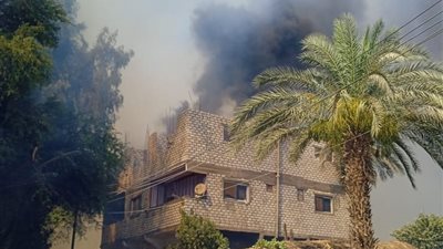 حريق يلتهم 5 منازل في قرية الياسينية بقنا.. ومحاولات مكثفة للسيطرة عليه