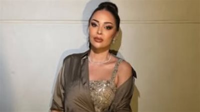 داليا البحيري تخطف الأنظار في أحدث جلسة تصوير بفستان ستان باللون الزيتي