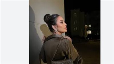 داليا البحيري تخطف الأنظار في أحدث جلسة تصوير بفستان ستان باللون الزيتي