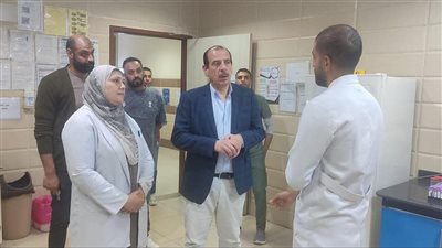 نائب وزير الصحة يحيل مسؤولين للتحقيق ويشيد بمستشفى 15 مايو خلال جولة تفقدية بالقاهرة