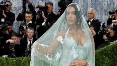 جورجينا رودريجيز تخطف الأنظار في نيويورك بتصميم فرنسي وتفاصيل عائلية