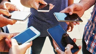 هل الهواتف العادية أكثر أمانًا من الهواتف الذكية؟ كشف أسرار الخصوصية الرقمية