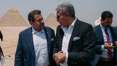 وزير السياحة والآثار يلتقي مشاركين بفعالية WTTC بمنطقة أهرامات الجيزة