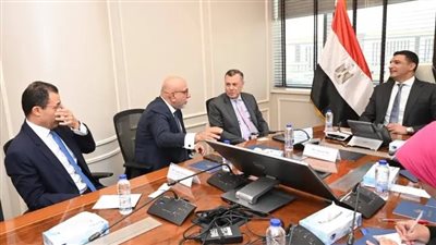 وزير الصناعة يبحث مع وفد بنك أبوظبي الأول- مصر سبل تمويل المشروعات الصناعية