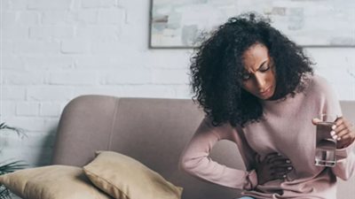 كيف يتعامل الجسم مع التمدد المفاجئ للمعدة عند شرب كميات ضخمة من السوائل؟