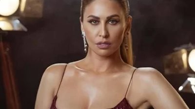 إطلالة ملكية للفنانة مي سليم باللون الذهبي تخطف الأنظار وتتصدر التريند