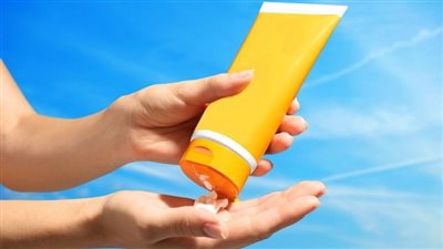 كيف تختار واقي الشمس المناسب لبشرتك؟ استراتيجيات التوفير والحماية من الحروق الشمسية