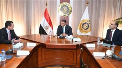 وزير الصناعة خالد هاشم يبحث مع 