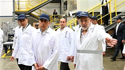 رئيس الوزراء يطلع على خط إنتاج جديد داخل أحد المصانع العالمية بالمنطقة الصناعية
