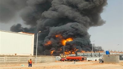 إصابة 20 شخصًا في حريق مصنعين دهانات وكرتون بالعاشر من رمضان