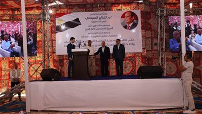 وزير النقل يسلم شيكات تعويضات المتضررين من مسار الخط الثاني للقطار السريع بقنا