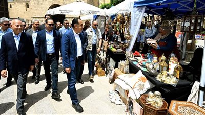 رئيس الوزراء يتفقد معرض الحرف التراثية بشارع المعز لدعم الصناعات اليدوية