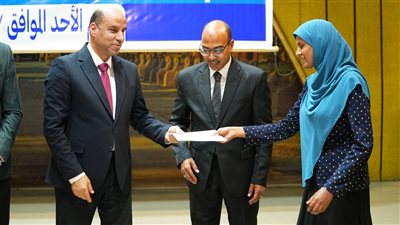 تنفيذًا لتوجيهات الرئيس السيسي.. وزير العمل يدعم فتيات الأقصر بماكينات خياطة لتمكينهن اقتصاديًا