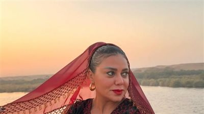 رانيا يوسف تتصدر التريند بإطلالة فستان زفاف ابنة باسل سماقية أمام الأهرامات