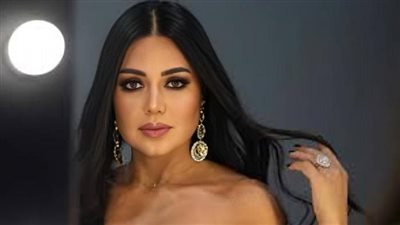 بفستان أسود جريء.. رانيا يوسف تثير الجدل في زفاف ابنة رجل الأعمال باسل سماقية