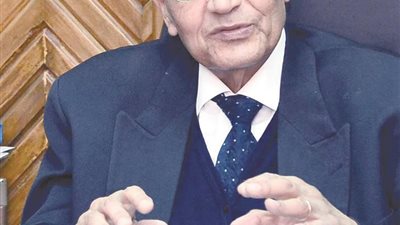 لفوزه بجائزة «الطبيب العربي».. رئيس جامعة القاهرة يهنئ الدكتور شريف مختار 