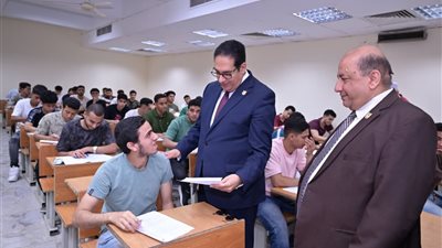 رئيس جامعة القاهرة يتفقد امتحانات الفصل الثاني ويؤكد توفير بيئة آمنة ومنضبطة للطلاب