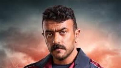 في مشهد شعبي عفوي: أحمد العوضي يشارك أهالي عين شمس ذبح أضحية العيد